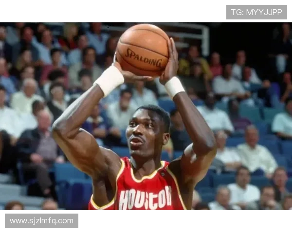 哈基姆·奥拉朱旺：从传奇中锋到篮球智慧象征的成长之路